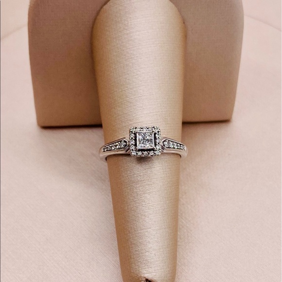 EUC 10K White Gold Princess-cut Diamond Ring - Picture 4 of 17